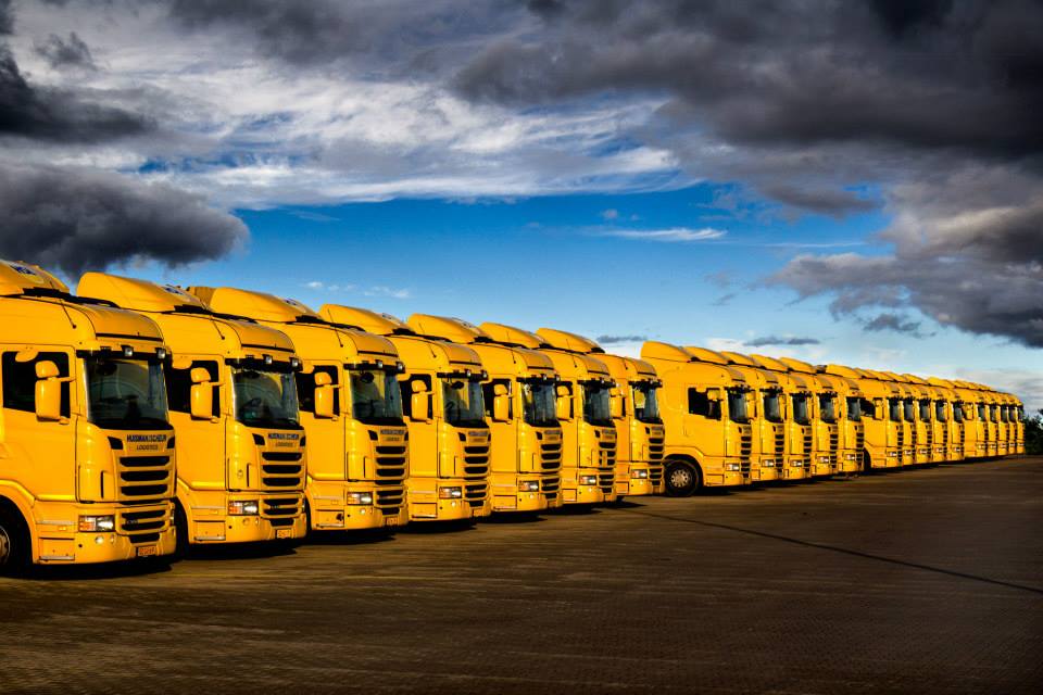 Gele vrachtwagens